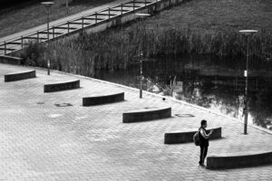 Streetphotography Stuttgart, ein Mann vor einem Stadtweiher