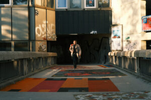 Streetphotography Stuttgart, ein Mann überquert eine Brücke