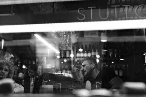 Streetphotography Stuttgart, Menschen in einem Cafe