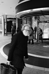 Streetphotography Stuttgart, ein Mann vor dem Eingang eines Kaufhauses