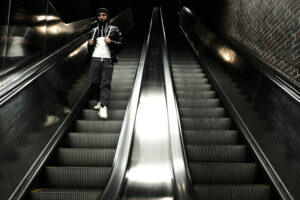 Streetphotography Stuttgart, ein Mann auf einer Rolltreppe