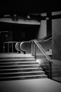 Streetphotography Stuttgart. Treppen in der Stadtbahnstation