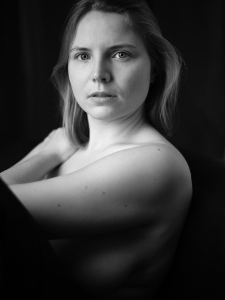 Porträt einer jungen Frau im Fotoatelier