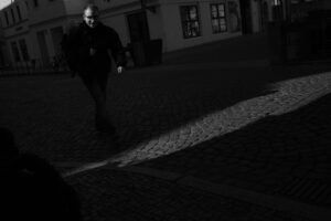 Streetphotography Stuttgart, Ein Mann im Sonnenlichtstrahl