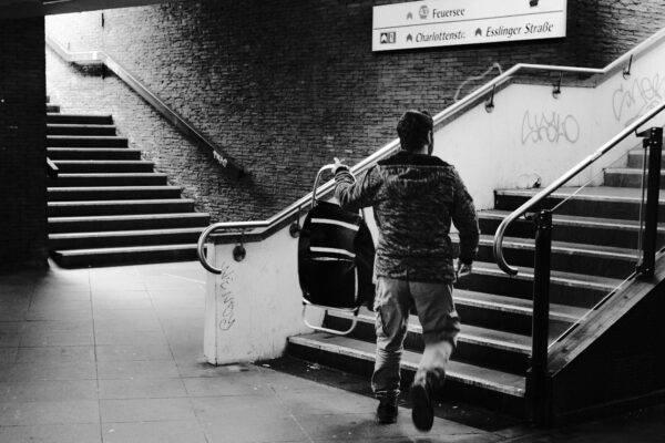Streetphotography Stuttgart, Mann mit Koffer an der Stadtbahnstation