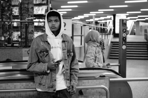 Streetphotography Stuttgart, Straßenporträt in der Stadtbahnstation
