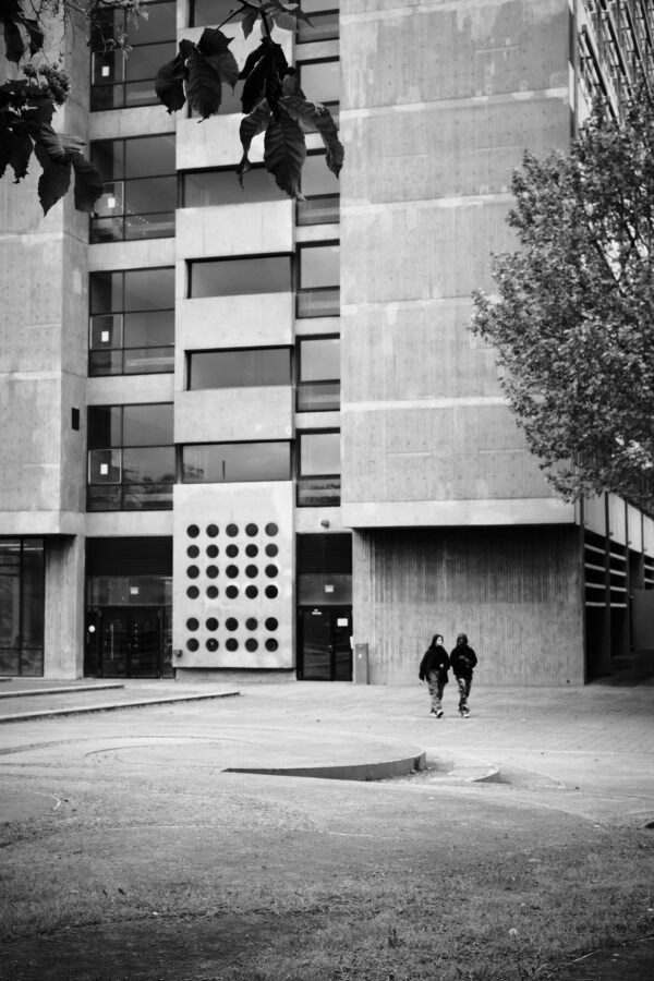 Streetphotography Stuttgart, zwei Personen vor der Stuttgarter Uni