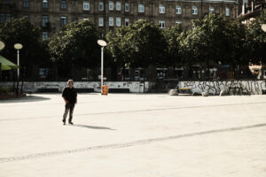 Streetphotography Stuttgart, ein einsamer Mann auf einem Platz