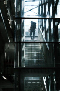 Streetphotography Stuttgart, ein Mann in einem gläsernen Treppenhaus