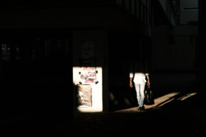 Streetphotography Stuttgart, Ein Fußgänger erscheint aus dem Schatten