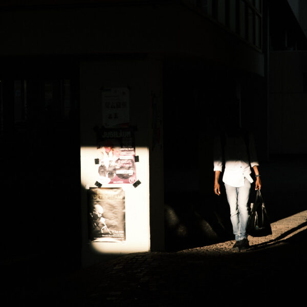 Streetphotography Stuttgart, ein Mann erscheint aus dem Schatten