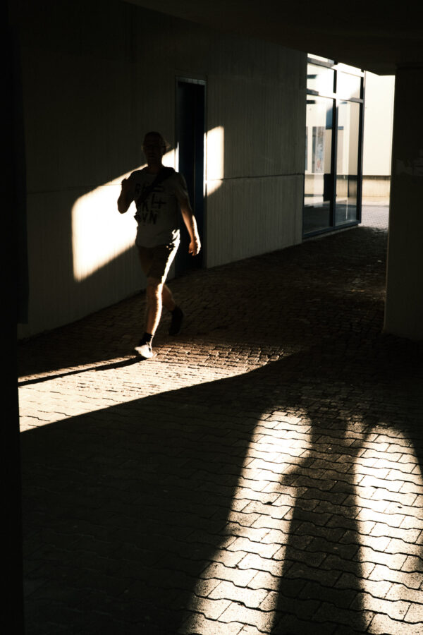 Streetphotography Stuttgart, ein Mann vor Licht und Schatten