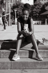 Streetphotography Stuttgart, eine junge Frau sitzt auf einer Treppe