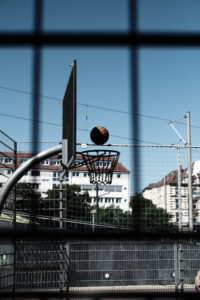 Streetphotography Stuttgart, ein Basketball fällt in den Korb