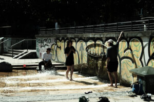 Streetphotography Stuttgart, Menschen baden im Stadtbrunnen