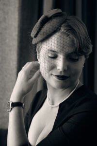 Porträt einer eleganten Dame mit Hut