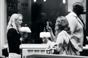 Streetphotography Stuttgart, zwei Frauen essen ein Eis