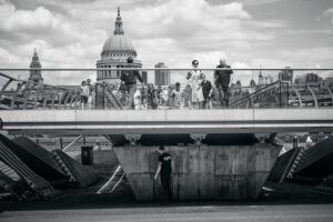 Streetphotography Stuttgart, Touristen auf der London Bridge