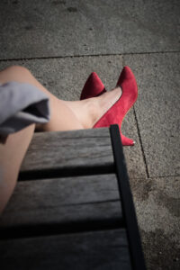 Streetphotography Stuttgart, Beine mit roten Schuhen