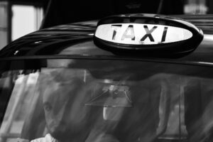 Streetphotography Stuttgart, ein Mann im Londoner Taxi