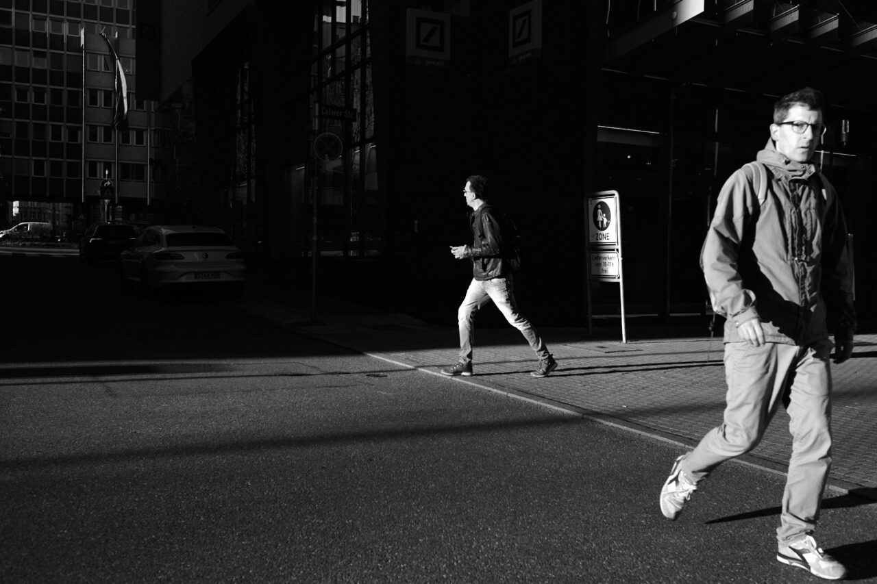 Streetphotography Stuttgart, Passanten queren eine Straße