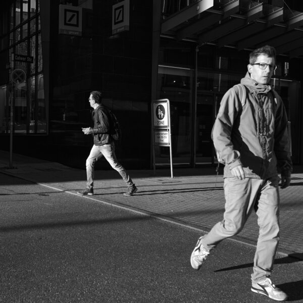 Zwei Passanten auf der Straße
