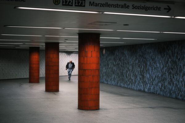 Street Fotografie mit einem laufenden Mann in der Ubahn