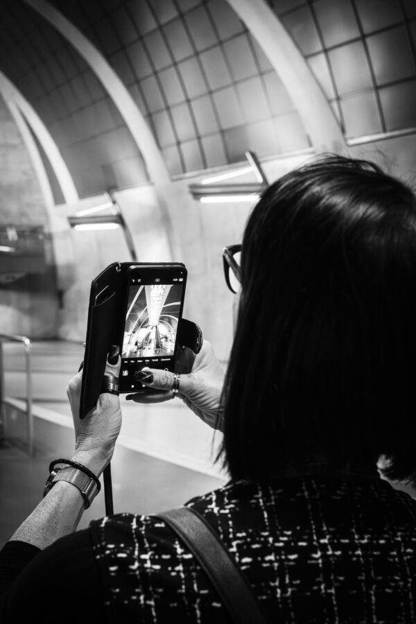 Street Fotografie mit Bild im Handy