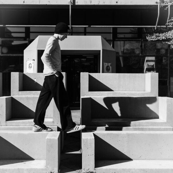 Street Fotografie mit einem Jungen auf Betonblocks