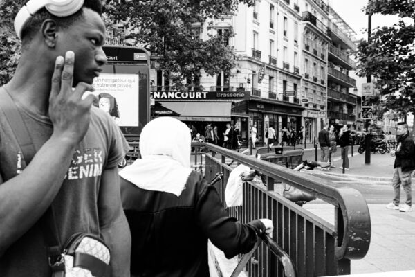Street Fotografie mit einer Straßenszene in Paris