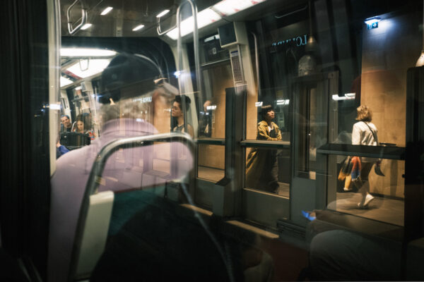 Street Fotografie mit Reflexionen in der Metro