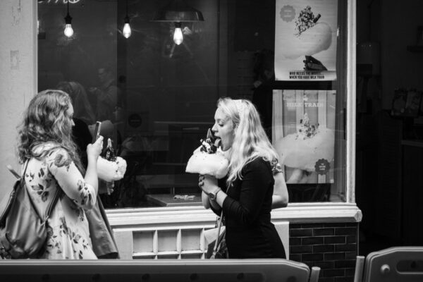 Street Fotografie mit Mädchen, die Eis essen