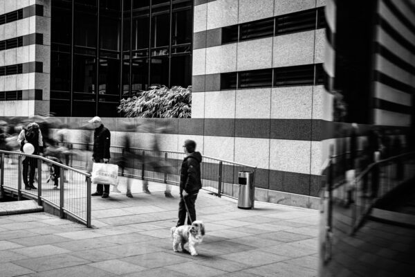 Street Fotografie mit Passanten in Bewegungsunschärfe