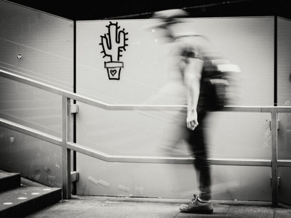 Street Fotografie mit einem Mann in Bewegungsunschärfe