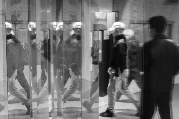 Street Fotografie mit Reflexionen