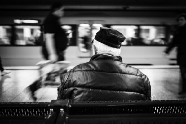 Street Fotografie mit wartendem Mann vor der Stadtbahn