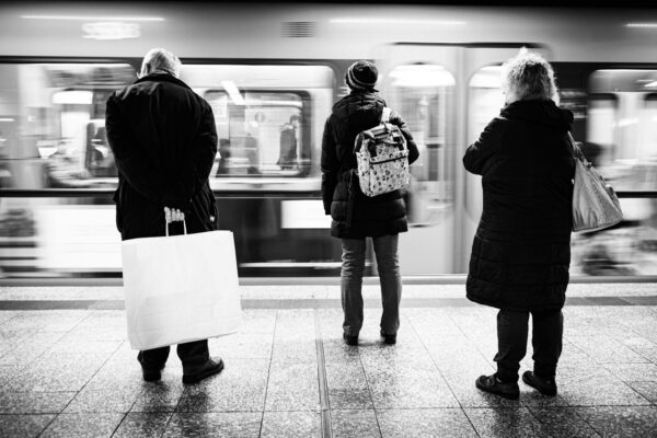 Street Fotografie mit wartenden Menschen vor der Stadtbahn